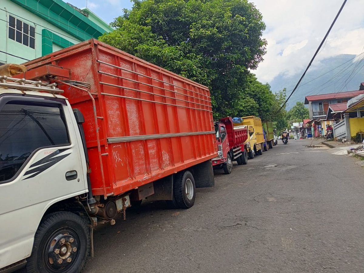 Parkir Liar di Depan RSUD dr. H. Chasan Boesoirie Ternate Kian Marak, Pengguna Jalan Minta Penertiban